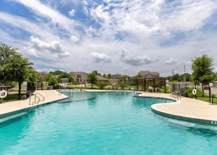 Luxury 3Br Retreat, Pool, Near Cota & Airport