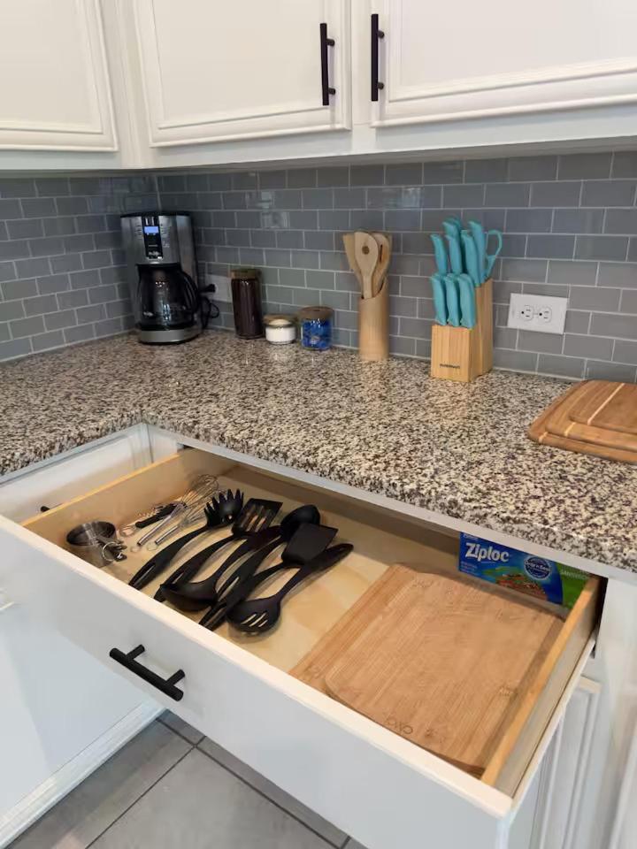 Luxury 3br Retreat, Pool, Near Cota & Airport *