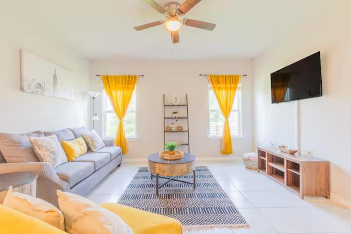 Luxury 3br Retreat, Pool, Near Cota & Airport *