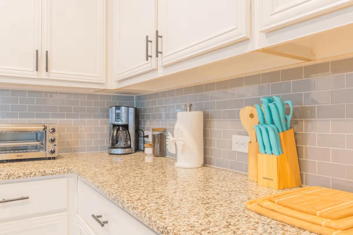 Luxury 3br Retreat, Pool, Near Cota & Airport *