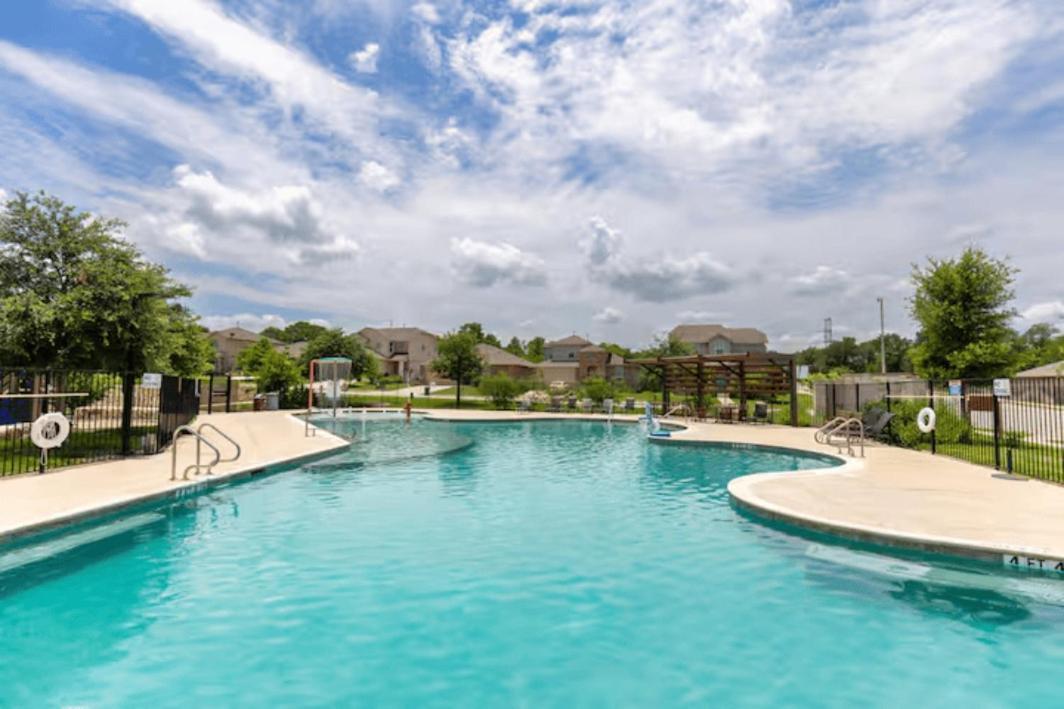 Luxury 3br Retreat, Pool, Near Cota & Airport *